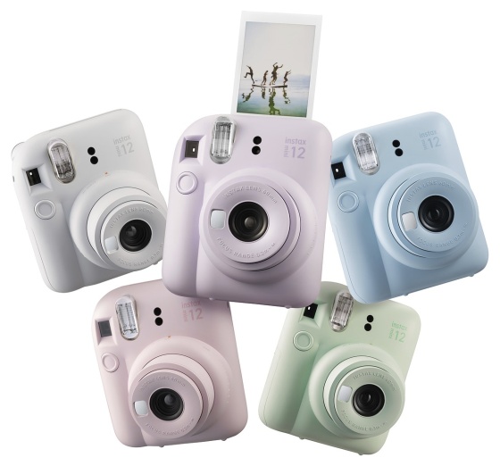 Instantní fotoaparát Fujifilm instax mini 12 přináší vylepšení hledáčku i blesku