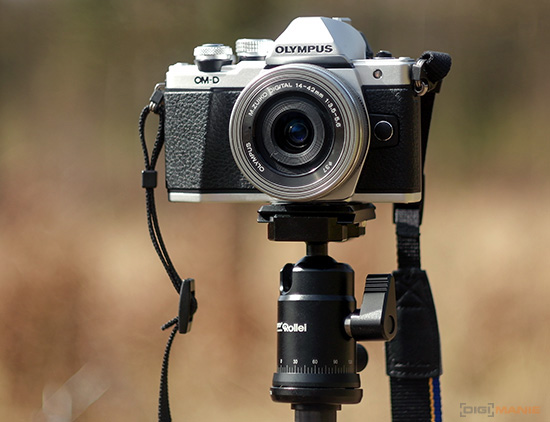 Rollei Compact Traveller No.1 Carbon připevněný fotoaparát