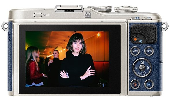 Olympus uvádí džínově modrou E-PL9