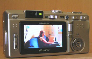 FinePix F710: krasavec s širokoúhlým snímáním