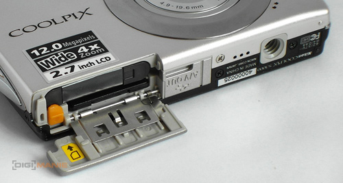 Nikon Coolpix S3000: kapesní trpaslík