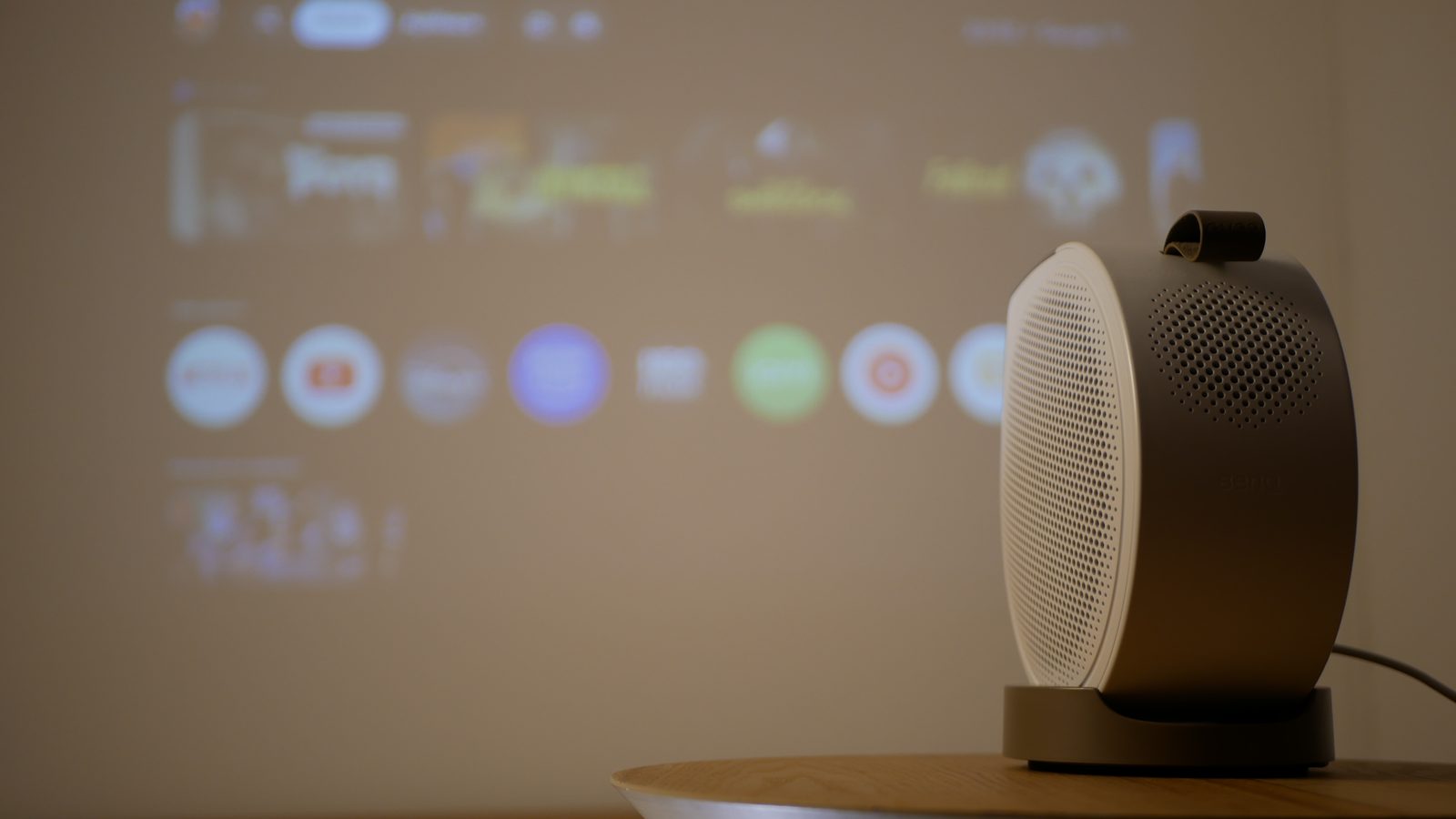 Recenze projektoru BenQ GV32: Domácí kino z pohodlí postele
