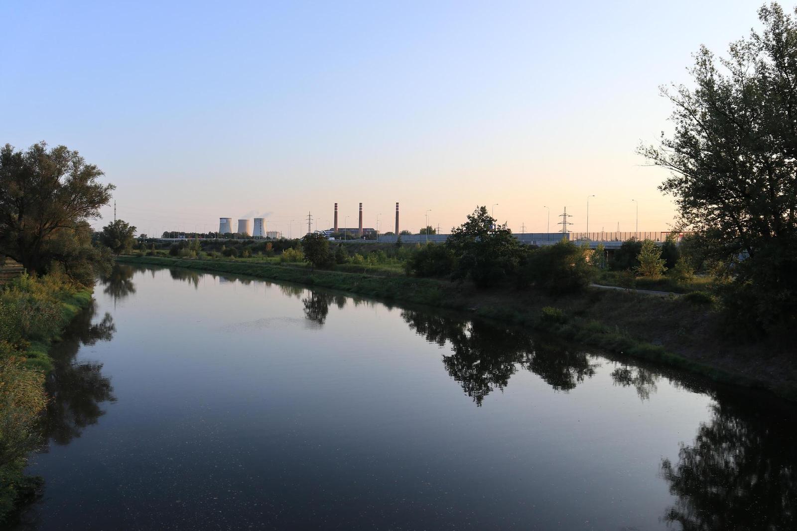 Canon EOS M100: stylové mini-CSC