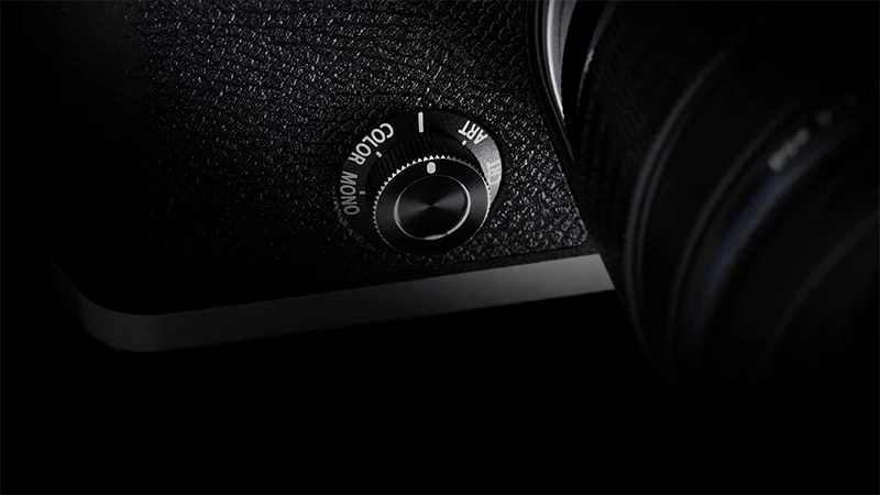 OM System představí 6. února nový retro fotoaparát, podívat se už můžete i na teaser