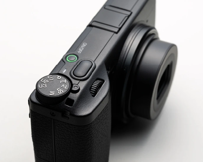 Ricoh GR IV přichází s 26MPx APS-C snímačem CMOS BSI