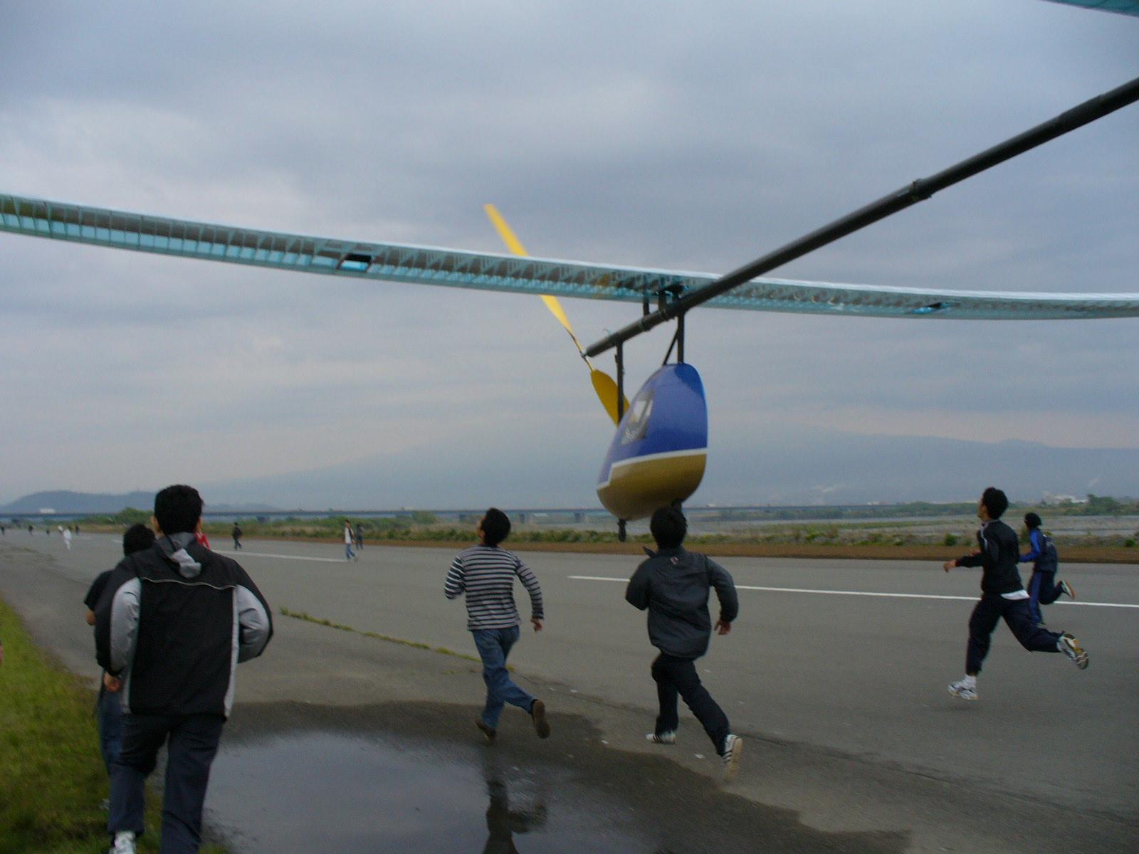 Letadlo na 100 AA baterií Panasonic Oxyride i s pilotem ve vzduchu