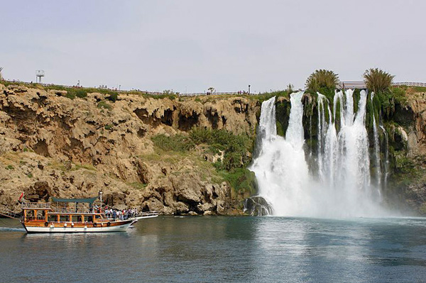 Žena v Turecku slavila konec koronavirových opatření: při focení spadla z útesu