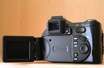 Coolpix 8700: zrcadlovka v zajetí osmiček