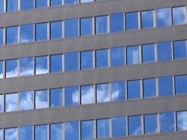 M22: odolný drobeček s fixním ohniskem