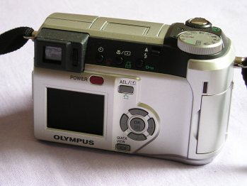 Olympus C-740 Ultra Zoom: fotoaparát s rodokmenem