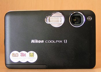 Coolpix S3: Malý tenký černý automat