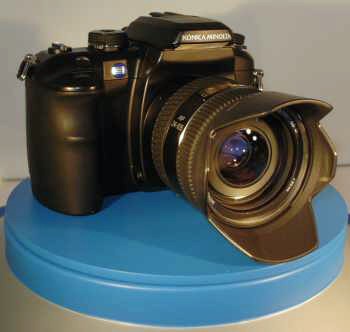 CeBIT 2004: Konica Minolta předvedla i plavky