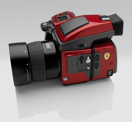 Středoformát Hasselblad H4D Ferrari