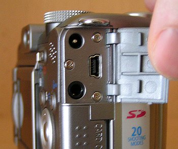 Canon A620: Malý kompakt s výklopným LCD displejem