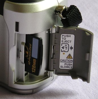 Olympus C-740 Ultra Zoom: fotoaparát s rodokmenem