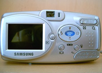 Malý Samsung Digimax U-CA 3 s duhovým okem