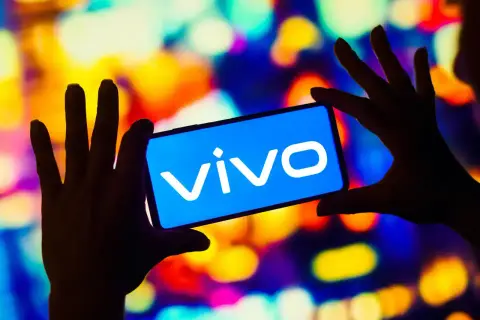 Vivo patentovalo rolovací smartphone s vertikálním výsuvem displeje
