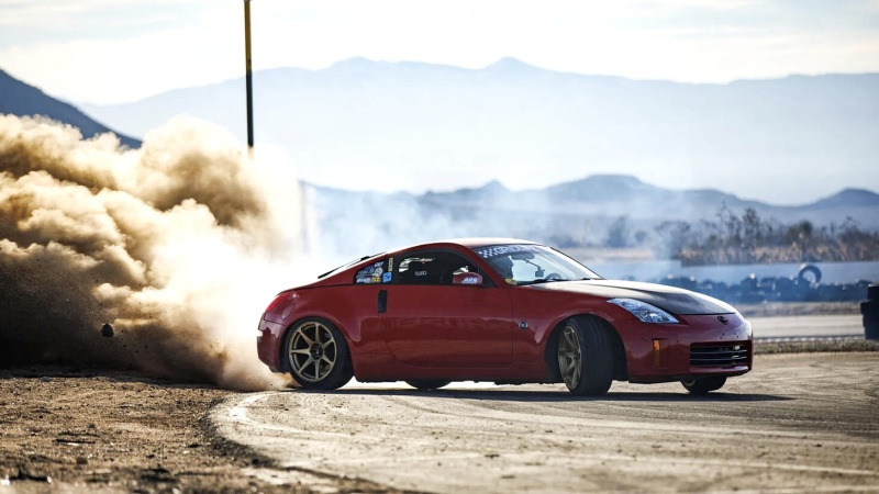 Larry Chen ukázal, jak si sám fotil "selfie", zatímco driftoval s Nissanem 350Z