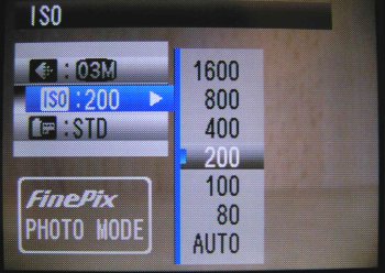 FinePix F10: Malý kompakt s vysokou citlivostí