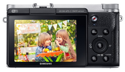 Samsung uvedl NX3000 s výklopným displejem
