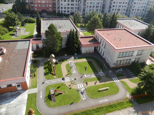 Nikon Coolpix S9100: rudý bojovník