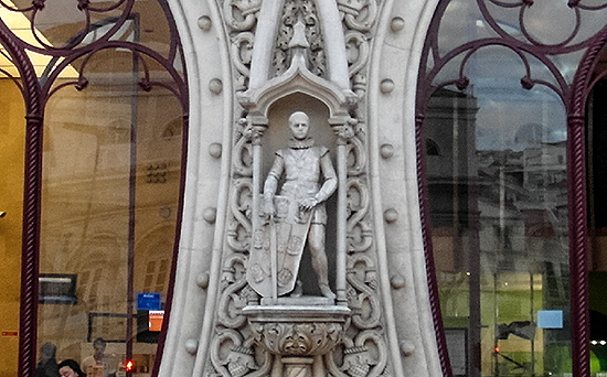 Selfie ničí životy i památky, 24letý mladík zničil sochu v Lisabonu