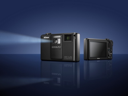 Nikon uvedl Coolpix S1000pj, kompakt s projektorem