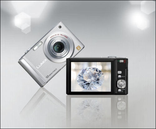 Nové stylové fotoaparáty Panasonic řady FS