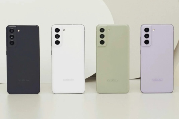Samsung uvádí Galaxy S21 FE 5G se zadními fotoaparáty max. s 12 MPx