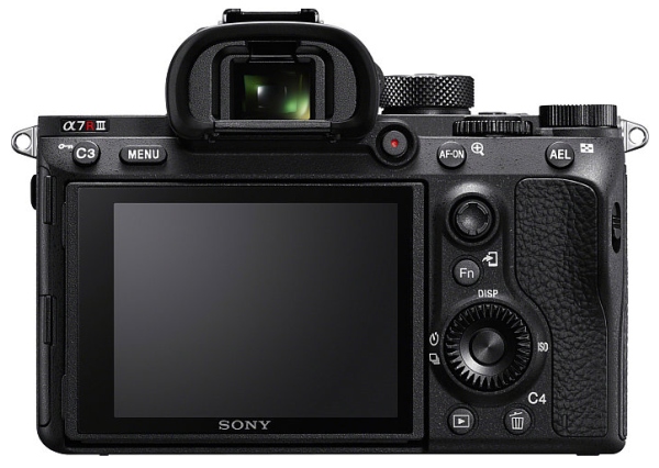 Sony A7R III přináší vyšší výdrž, USB-C i 2 SDXC sloty