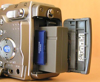 Digimax V50: pětimegapixel s výklopným displejem