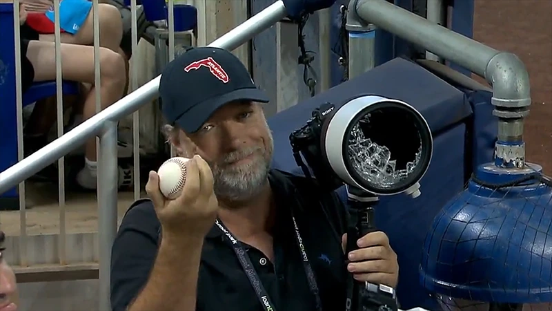 Sportovní fotograf přišel o objektiv za 315.000 Kč, trefil ho míč rychlostí 167 km/h