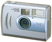 JVC se třemi novinkami