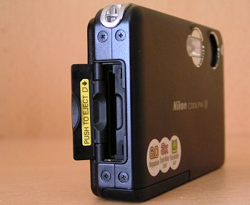 Coolpix S3: Malý tenký černý automat