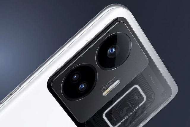 Realme GT Neo 5 s 240W nabíjením: 30 sekund na nabíječce = 2 hodiny volání