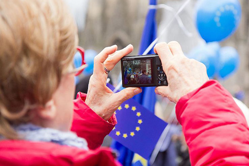 Babička u soudu: musí smazat fotky vnoučat z Facebooku, porušila GDPR