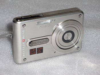 Exilim S100: miniatura do náprsní kapsy