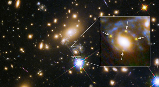 Výbuch supernovy byl vyfocen na čtyřech místech jedné fotografie díky gravitační čočce
