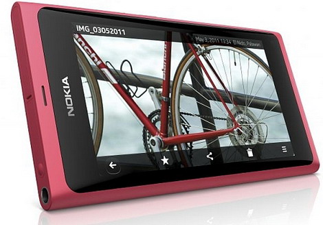 Nokia N9 s F2,2 objektivem!