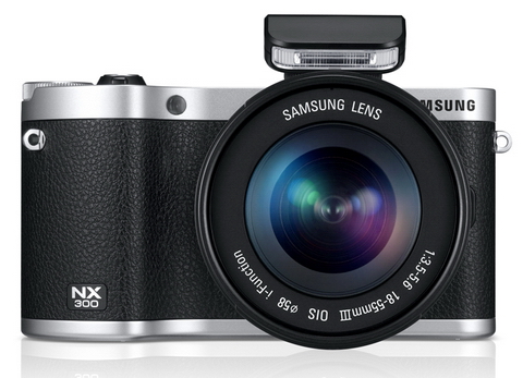 Samsung NX300 s hybridním autofokusem a novým 3D objektivem