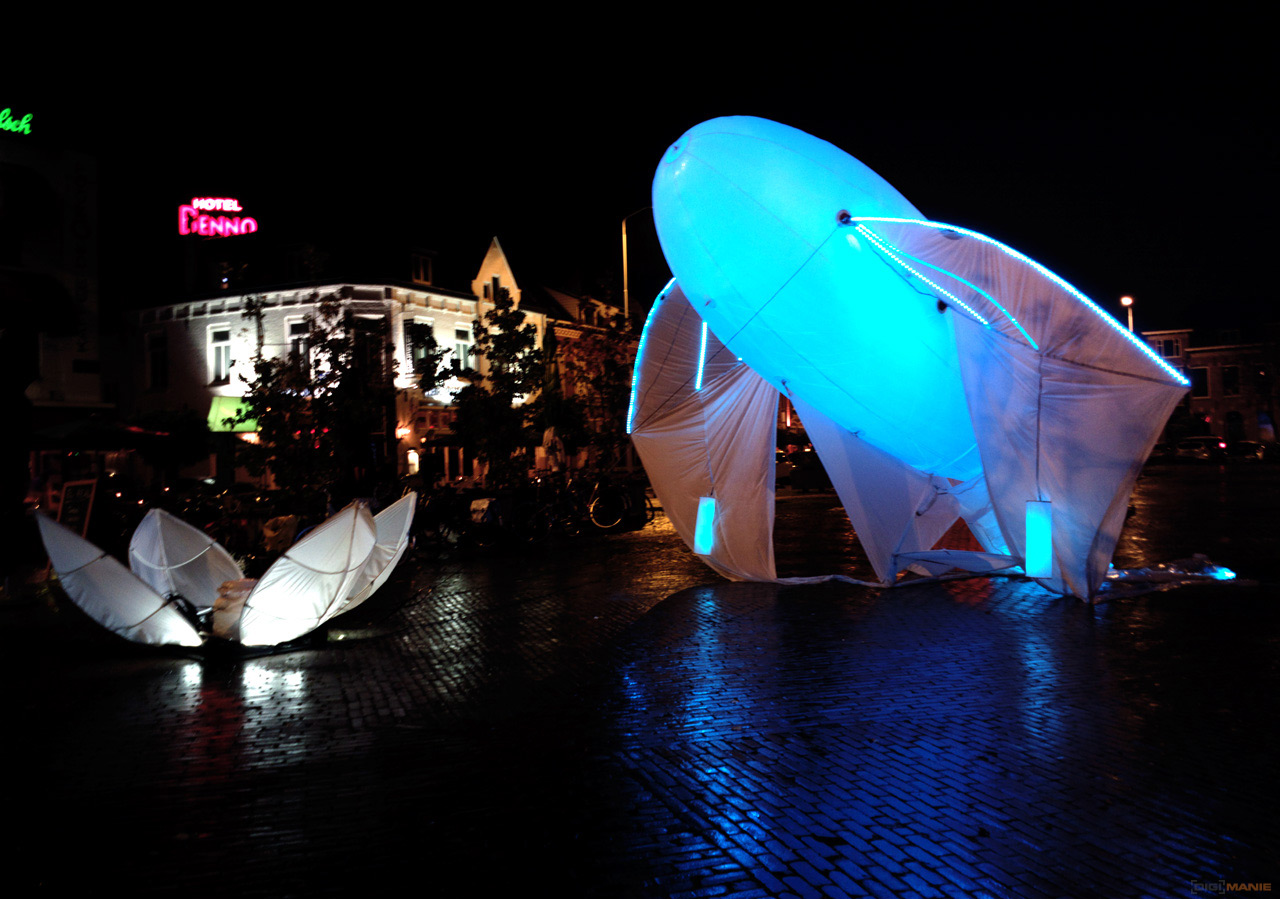 GLOW 2013: umělecká světelná show