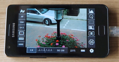 Smartphone a USB kabel: budoucnost ovládání DSLR?