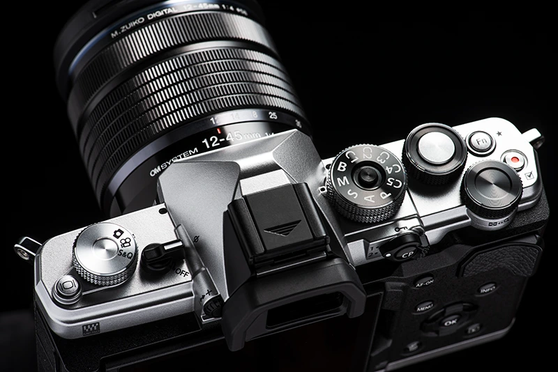 OM System uvádí stylový retro OM-3 s 6,5EV IBIS a vrstveným snímačem