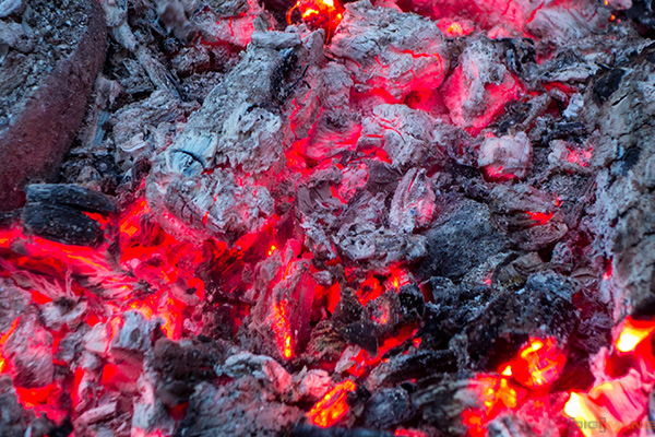 V USA se spálilo 40 lidí u focení selfie při chůzi po žhavém uhlí