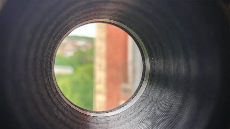 Youtuber zkusil, co udělá nejčernější materiál v objektivu. O kolik vylepší kontrast?