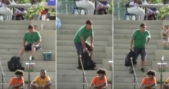 Kameraman na demonstraci natočil, jak mu zloděj odcizil batoh s drahým vybavením