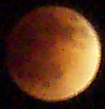 Zatmění Měsíce kompaktem? Hmmm...