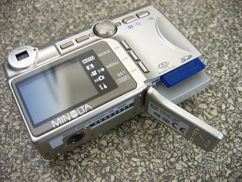 Minolta DiMAGE G400: stylový miniaturní rychlík