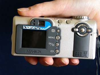 Minolta DiMAGE F100: Stříbrný elegán