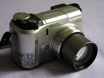 Olympus C-740 Ultra Zoom: fotoaparát s rodokmenem